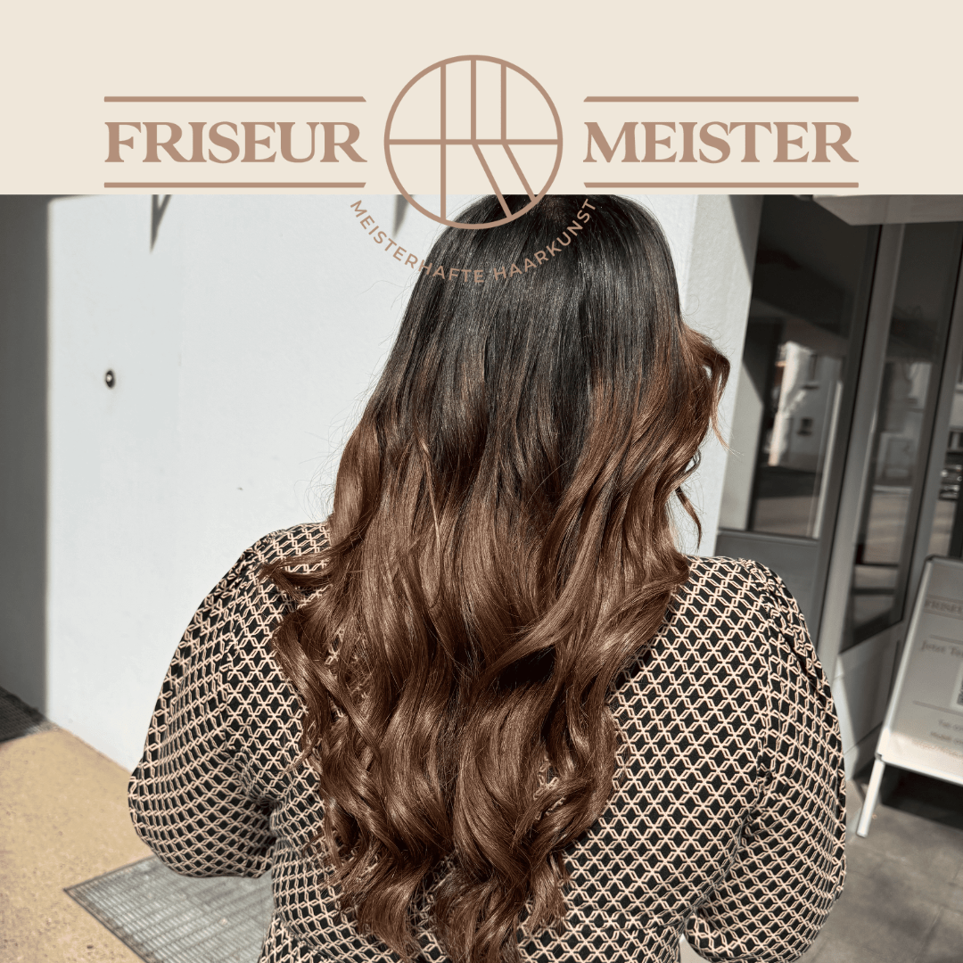 Ein lebendiges Seminar zur Haarverlängerung und -verdichtung mit Tressen, geleitet von einer erfahrenen Friseurmeisterin in einem professionellen Salon.
